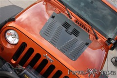Mřížka na kapotu Poison Spyder Jeep Wrangler JK 2007-2012 Mřížka na kapotu Poison Spyder Jeep Wrangler JK 2007-2012
